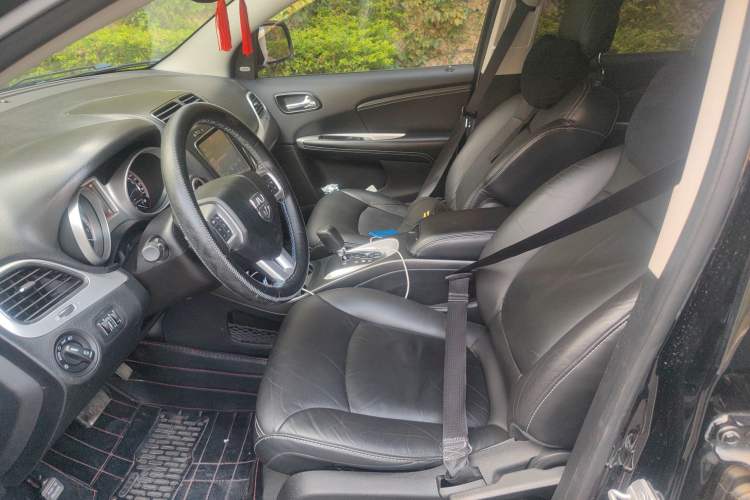Used Dodge Journey 2013 2.4L Two-Wheel Drive Luxury Version Left Front Seat
