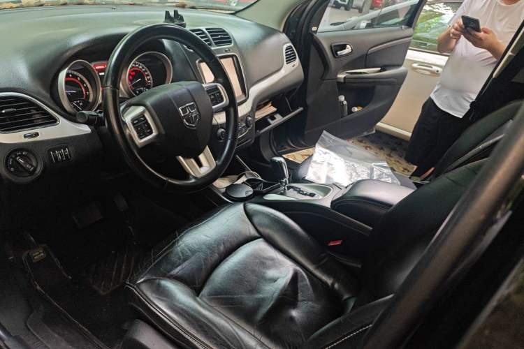 Used Dodge Journey 2013 2.4L Two-Wheel Drive Luxury Version Left Front Seat
