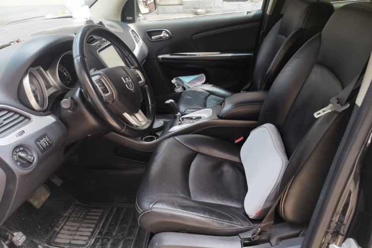 Used Dodge Journey 2013 2.4L Two-Wheel Drive Luxury Version Left Front Seat