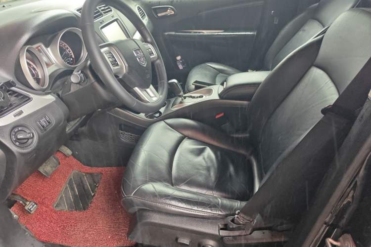 Used Dodge Journey 2013 2.4L Two-Wheel Drive Luxury Version Left Front Seat