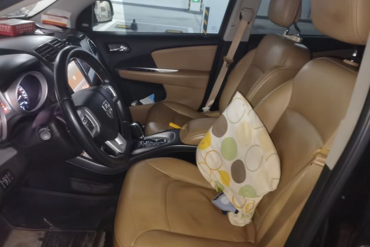 Used Dodge Journey 2013 2.4L Two-Wheel Drive Luxury Version Left Front Seat