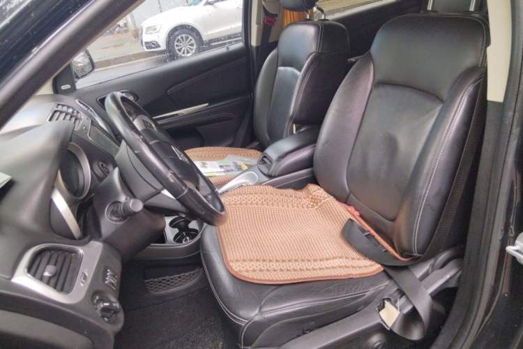 Used Dodge Journey 2013 2.4L Two-Wheel Drive Luxury Version Left Front Seat