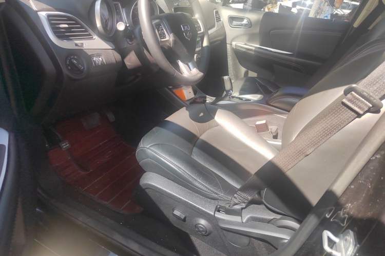 Used Dodge Journey 2013 2.4L Two-Wheel Drive Luxury Version Left Front Seat