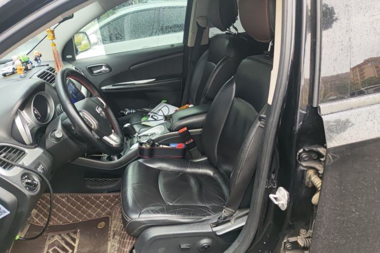 Used Dodge Journey 2013 2.4L Two-Wheel Drive Luxury Version Left Front Seat