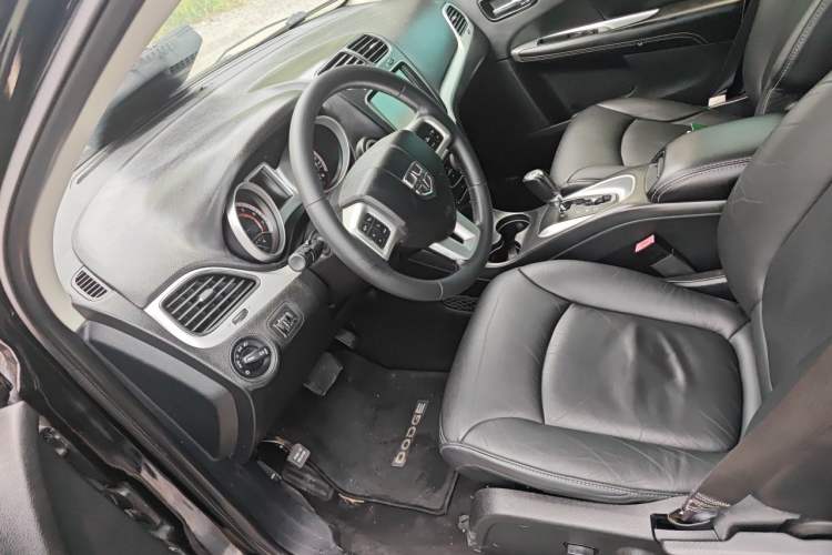 Used Dodge Journey 2013 2.4L Two-Wheel Drive Luxury Version Left Front Seat