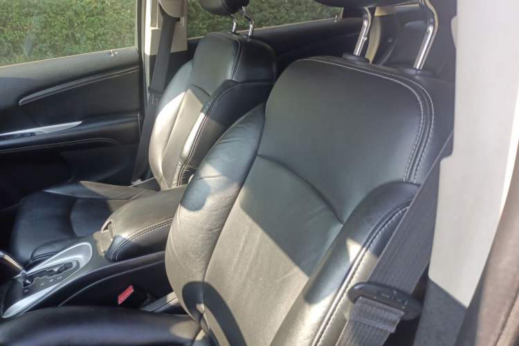 Used Dodge Journey 2013 2.4L Two-Wheel Drive Luxury Version Left Front Seat