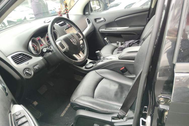 Used Dodge Journey 2013 2.4L Two-Wheel Drive Luxury Version Left Front Seat