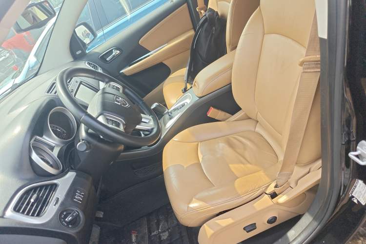 Used Dodge Journey 2013 2.4L Two-Wheel Drive Luxury Version Left Front Seat