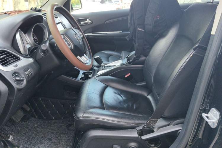 Used Dodge Journey 2013 2.4L Two-Wheel Drive Luxury Version Left Front Seat