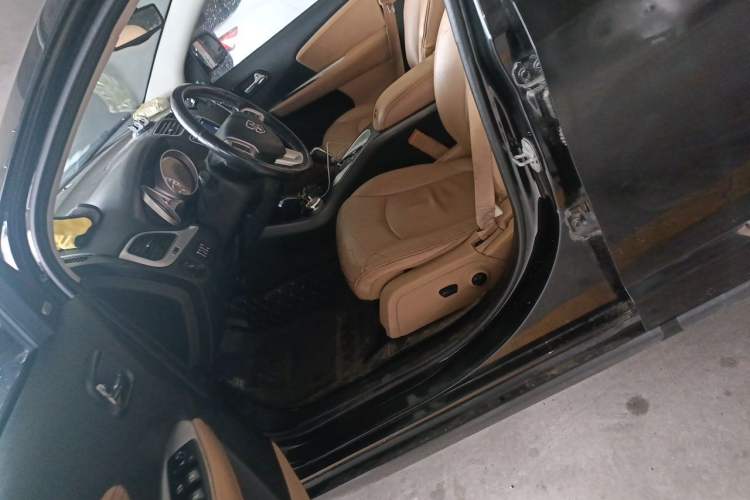 Used Dodge Journey 2013 2.4L Two-Wheel Drive Luxury Version Left Front Seat