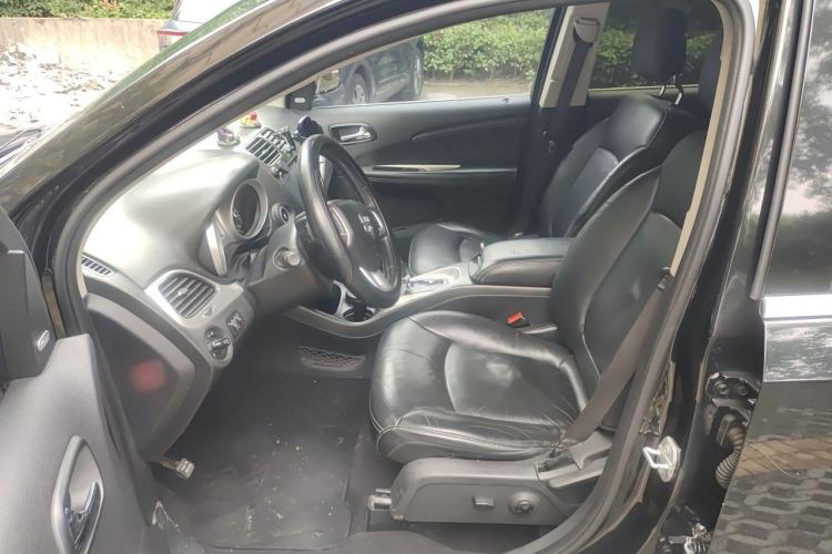 Used Dodge Journey 2013 2.4L Two-Wheel Drive Luxury Version Left Front Seat