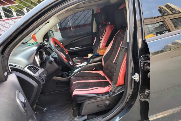 Used Dodge Journey 2013 2.4L Two-Wheel Drive Luxury Version Left Front Seat