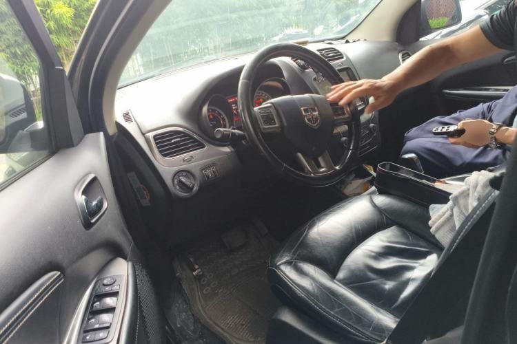 Used Dodge Journey 2013 2.4L Two-Wheel Drive Luxury Version Left Front Seat