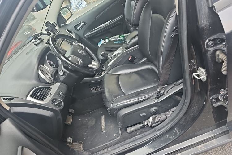 Used Dodge Journey 2013 2.4L Two-Wheel Drive Luxury Version Left Front Seat