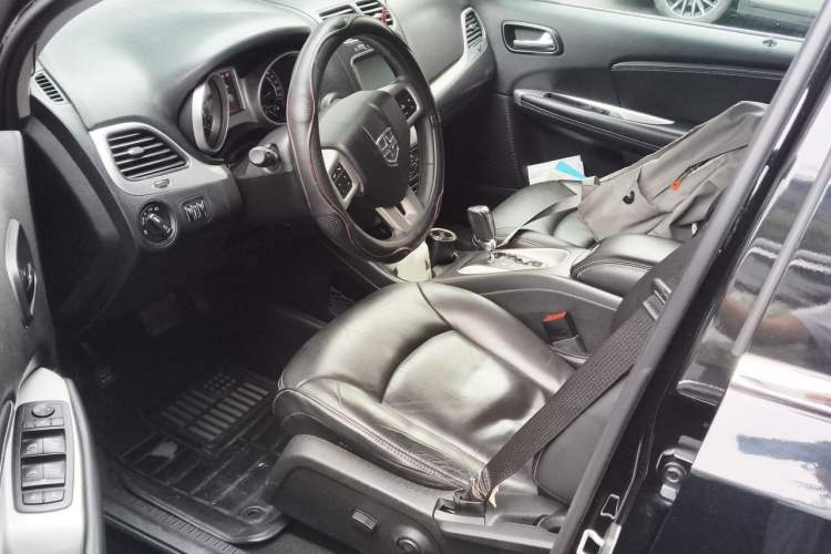 Used Dodge Journey 2013 2.4L Two-Wheel Drive Luxury Version Left Front Seat