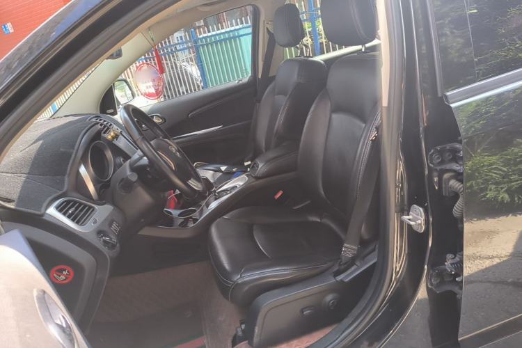 Used Dodge Journey 2013 2.4L Two-Wheel Drive Luxury Version Left Front Seat