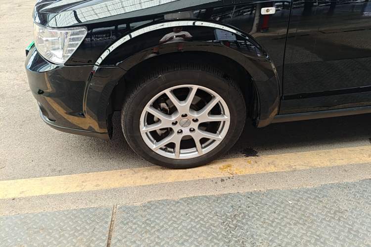 Used Dodge Journey 2013 2.4L Two-Wheel Drive Luxury Version Left Front Wheel Hub