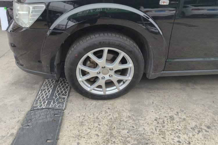 Used Dodge Journey 2013 2.4L Two-Wheel Drive Luxury Version Left Front Wheel Hub