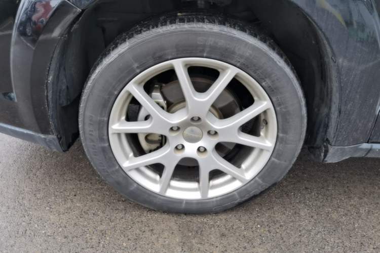 Used Dodge Journey 2013 2.4L Two-Wheel Drive Luxury Version Left Front Wheel Hub