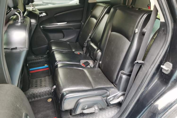 Used Dodge Journey 2013 2.4L Two-Wheel Drive Luxury Version Left Rear Seat