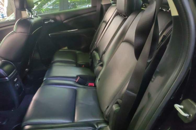 Used Dodge Journey 2013 2.4L Two-Wheel Drive Luxury Version Left Rear Seat