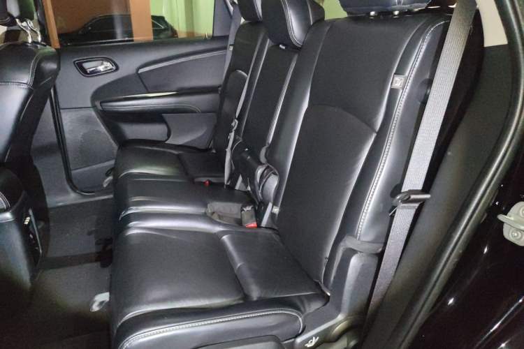 Used Dodge Journey 2013 2.4L Two-Wheel Drive Luxury Version Left Rear Seat