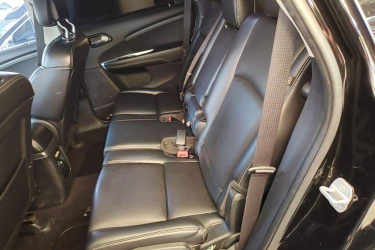 Used Dodge Journey 2013 2.4L Two-Wheel Drive Luxury Version Left Rear Seat