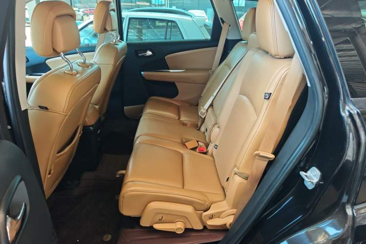 Used Dodge Journey 2013 2.4L Two-Wheel Drive Luxury Version Left Rear Seat