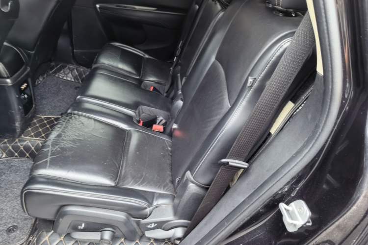 Used Dodge Journey 2013 2.4L Two-Wheel Drive Luxury Version Left Rear Seat