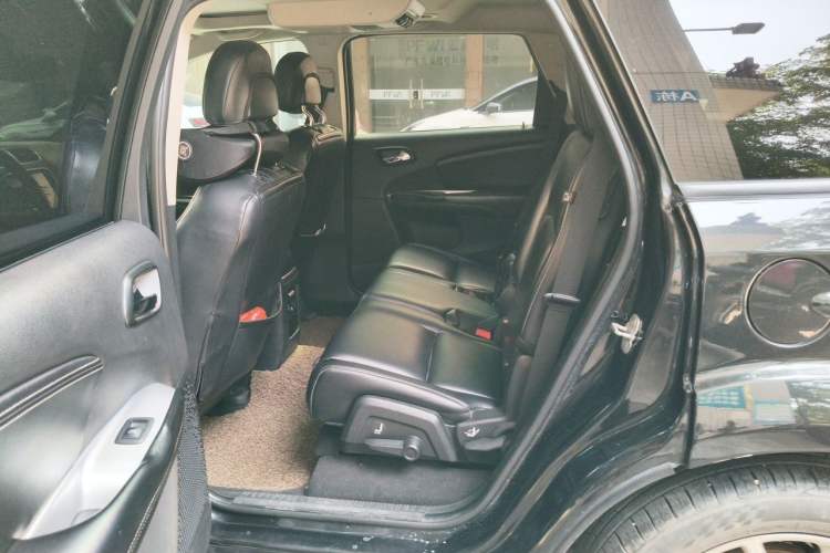 Used Dodge Journey 2013 2.4L Two-Wheel Drive Luxury Version Left Rear Seat