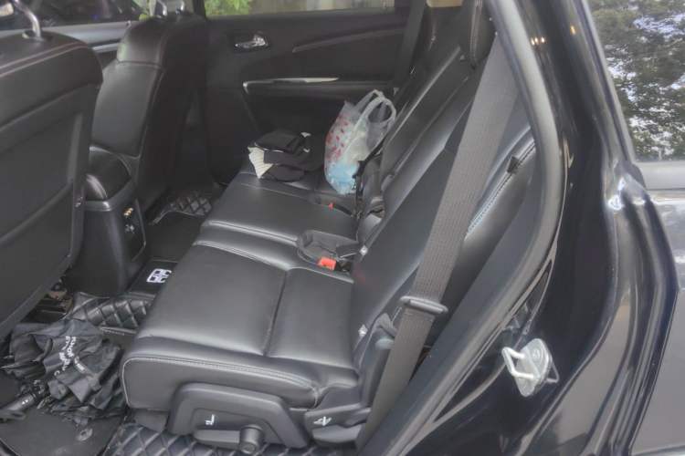 Used Dodge Journey 2013 2.4L Two-Wheel Drive Luxury Version Left Rear Seat