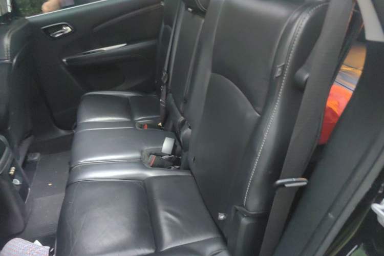 Used Dodge Journey 2013 2.4L Two-Wheel Drive Luxury Version Left Rear Seat