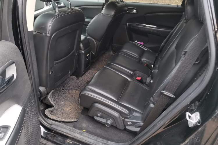 Used Dodge Journey 2013 2.4L Two-Wheel Drive Luxury Version Left Rear Seat