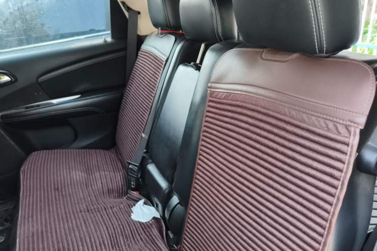 Used Dodge Journey 2013 2.4L Two-Wheel Drive Luxury Version Left Rear Seat