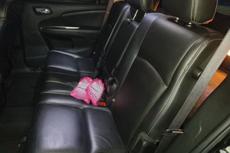 Used Dodge Journey 2013 2.4L Two-Wheel Drive Luxury Version Left Rear Seat