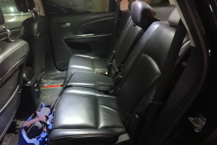 Used Dodge Journey 2013 2.4L Two-Wheel Drive Luxury Version Left Rear Seat