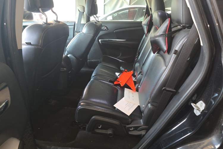 Used Dodge Journey 2013 2.4L Two-Wheel Drive Luxury Version Left Rear Seat