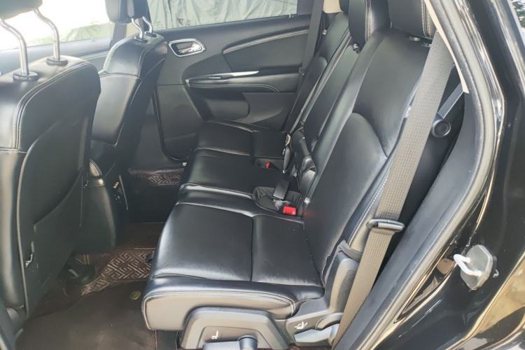 Used Dodge Journey 2013 2.4L Two-Wheel Drive Luxury Version Left Rear Seat