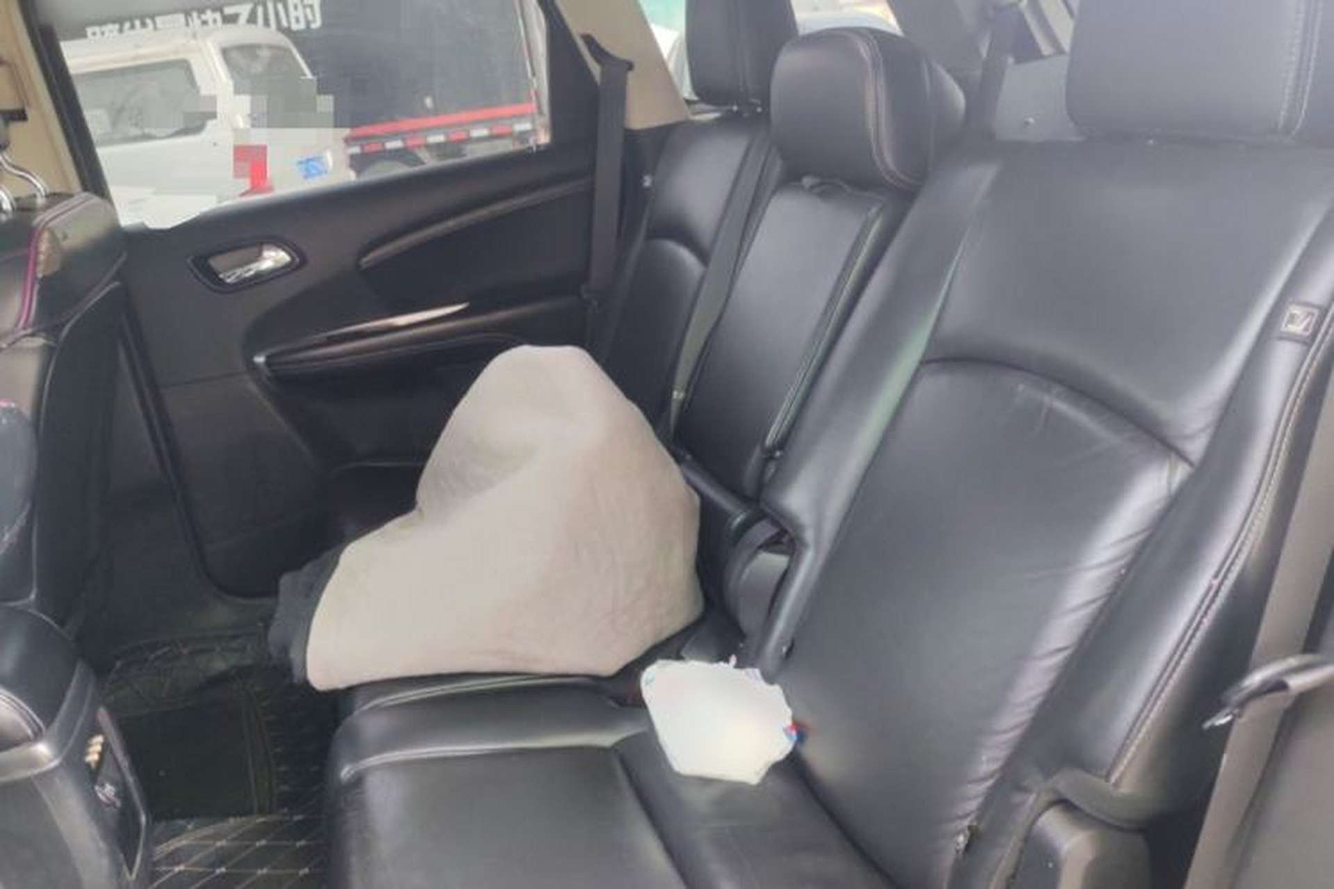 Used Dodge Journey 2013 2.4L Two-Wheel Drive Luxury Version Left Rear Seat