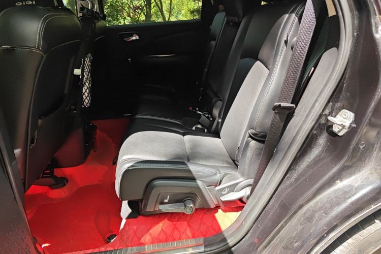 Used Dodge Journey 2013 2.4L Two-Wheel Drive Luxury Version Left Rear Seat