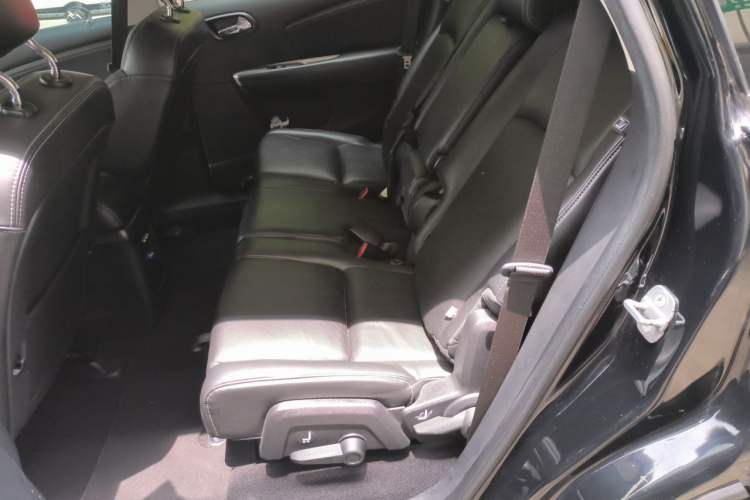Used Dodge Journey 2013 3.6L Four-Wheel Drive Flagship Edition Left Rear Seat