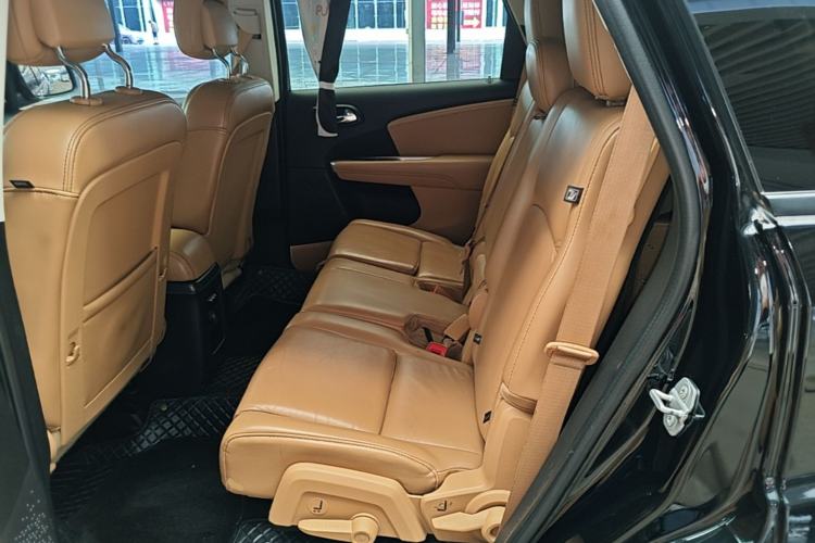Used Dodge Journey 2013 2.4L Two-Wheel Drive Luxury Version Left Rear Seat