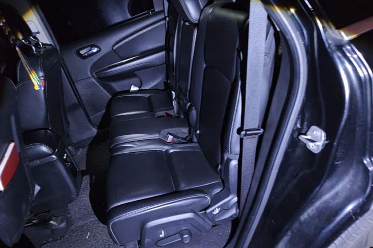 Used Dodge Journey 2013 2.4L Two-Wheel Drive Luxury Version Left Rear Seat