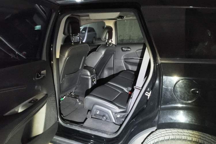 Used Dodge Journey 2013 2.4L Two-Wheel Drive Luxury Version Left Rear Seat