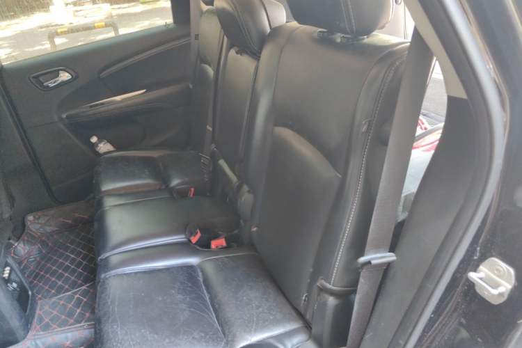 Used Dodge Journey 2013 2.4L Two-Wheel Drive Luxury Version Left Rear Seat