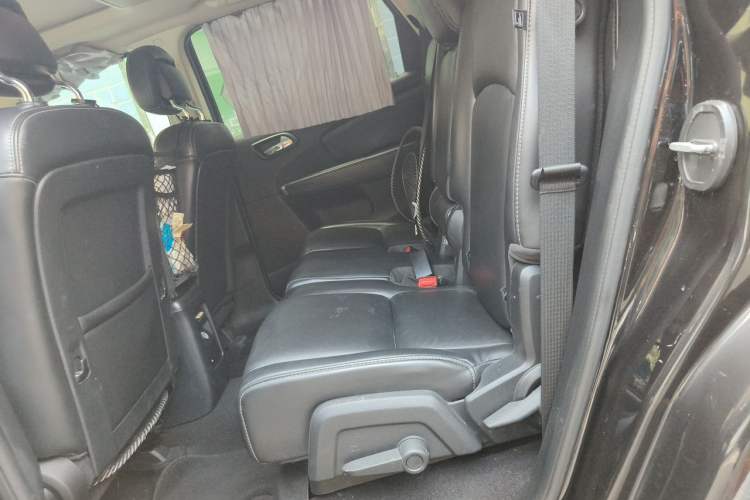 Used Dodge Journey 2013 2.4L Two-Wheel Drive Luxury Version Left Rear Seat