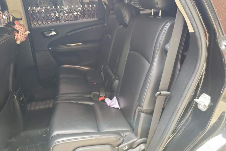 Used Dodge Journey 2013 2.4L Two-Wheel Drive Luxury Version Left Rear Seat