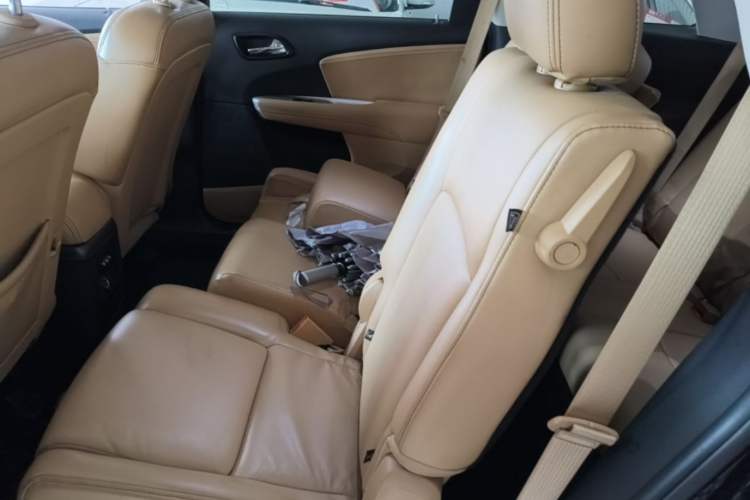 Used Dodge Journey 2013 2.4L Two-Wheel Drive Luxury Version Left Rear Seat