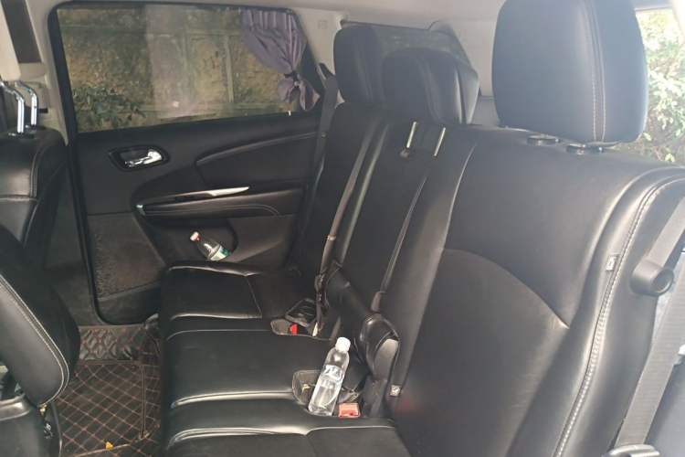 Used Dodge Journey 2013 2.4L Two-Wheel Drive Luxury Version Left Rear Seat