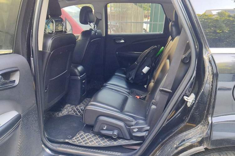 Used Dodge Journey 2013 3.6L Four-Wheel Drive Flagship Edition Left Rear Seat